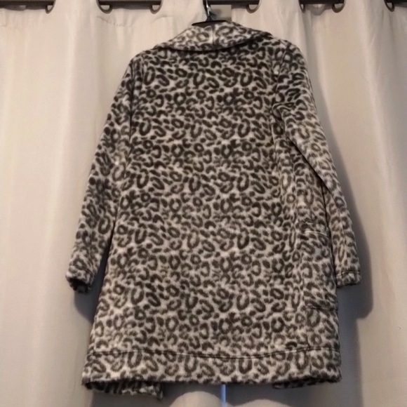 Women's cheetah fuzzy coat gray and white size small - Picture 2 of 5